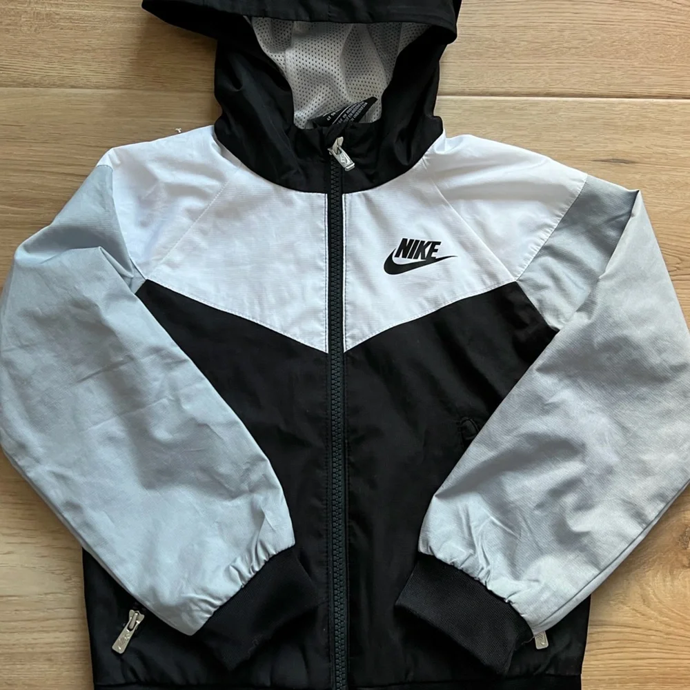Kids Nike Windbreaker - Picture 2 of 3